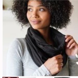 NWT Beyond Yoga Zipper Pocket Infinity Scarf
